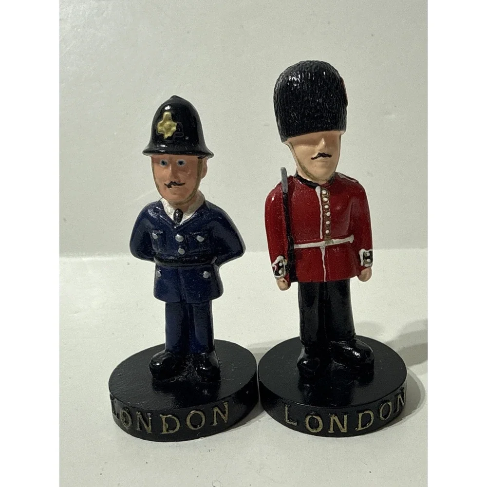 Lambert London Souvenirs Policeman Royal Guard Painted Poly‎ Resin Figures 2pcs